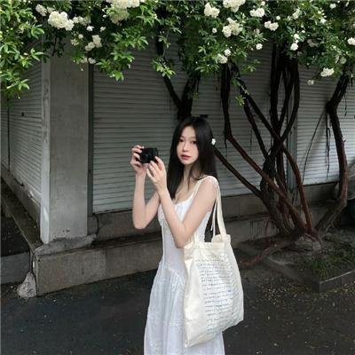 小鬼头上的女人